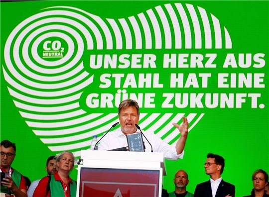 Wirtschaftsminister Robert Habeck spricht auf einer Großdemonstration zu den Stahlarbeitern bei Thyssenkrupp.