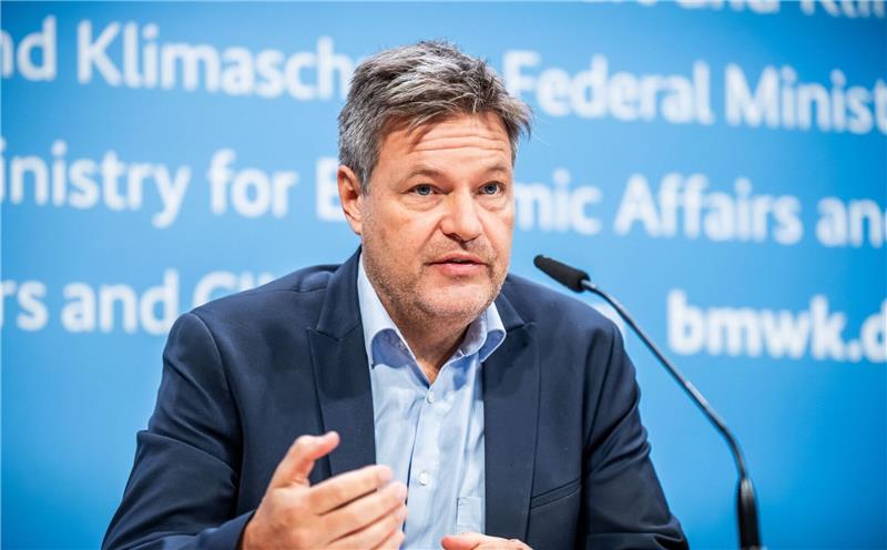 Habeck: Wasserstoffkernnetz soll 9700 Kilometer umfassen Wirtschaftsminister Robert Habeck stellt die Pläne für ein deutsches Wasserstoffkernnetz vor.