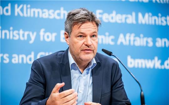 Wirtschaftsminister Robert Habeck stellt die Pläne für ein deutsches Wasserstoffkernnetz vor.