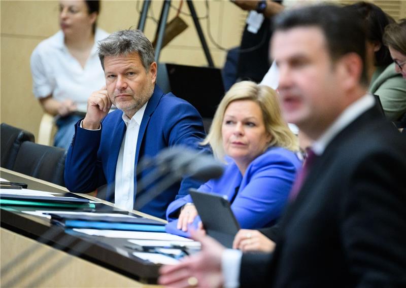 Bundesrat billigt Fülle von Gesetzen Wirtschaftsminister Robert Habeck und Innenministerin Nancy Faeser verfolgen im Bundesrat die Rede von Arbeitsminister Hubertus Heil (v.l.n.r.).