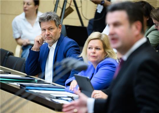 Wirtschaftsminister Robert Habeck und Innenministerin Nancy Faeser verfolgen im Bundesrat die Rede von Arbeitsminister Hubertus Heil (v.l.n.r.).