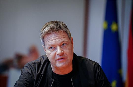 Wirtschaftsminister Robert Habeck will auch im Osten früher von der Kohle weg.