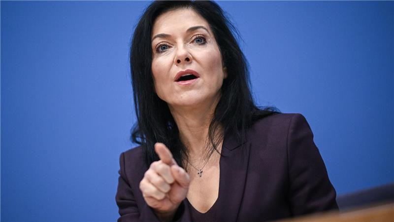 Langer Weg zum Wirtschafts-Comeback - Reiche senkt Prognose Wirtschaftsministerin Reiche drängt auf Tempo bei Reformen.