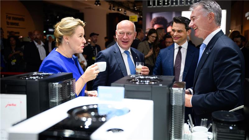 Vom Mähroboter bis zum Gaming-PC: Das sind die IFA-Trends Wirtschaftssenatorin Franziska Giffey lässt sich gemeinsam mit dem Regierenden Bürgermeister Kai Wegner einen Espresso am Stand von Jura Elektrogeräte schmecken.