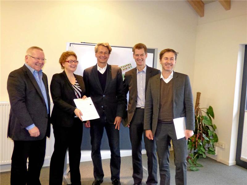 Wirtschaftsstaatssekretärin Daniela Behrens (2.v.li.) überreichte im Beisein der Mitgesellschafter den Förderbescheid an Harzresort-Geschäftsführer Hannes Mairinger (links).