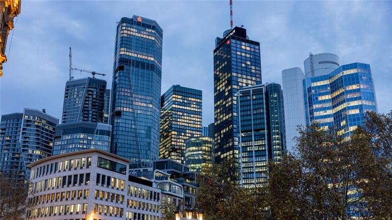 Frauenanteil in Dax-Vorständen steigt auf Rekordwert Wirtschaftszentrum Frankfurt: Immer mehr Frauen ziehen in die Vorstände von Dax-Konzernen ein, aber sie bleiben in der Minderheit. (Archivbild)
