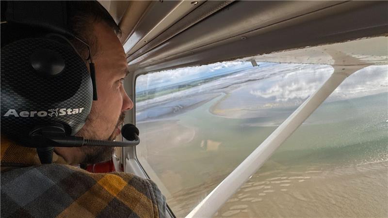 Wissenschaftler Ole Stejskal hält Ausschau nach Seehunden auf Sandbänken. 