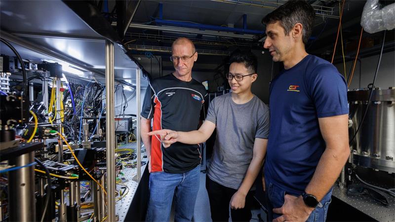 Wissenschaftler der National University of Singapore - im Bild von links nach rechts Teamleiter Murray Barrett, Michael Lee und Kyle Arnold - haben die aktuell genaueste Atomuhr der Welt gebaut. 