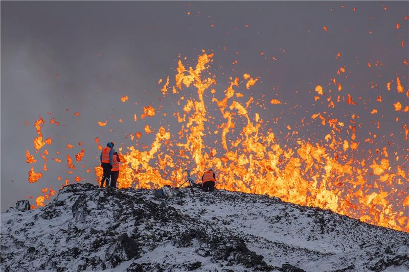 Lage nach Vulkanausbruch auf Island stabil Wissenschaftler der Universität von Island nehmen Messungen und Proben.