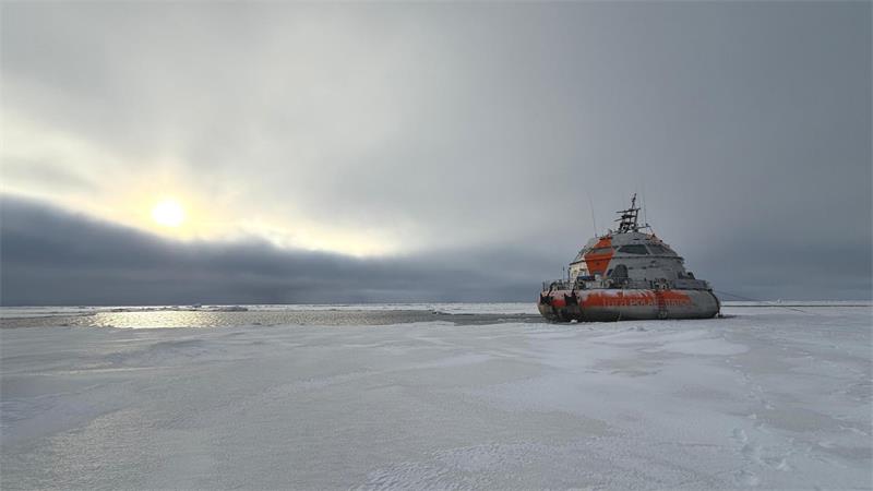 „ISS der Arktis“ auf Expedition - Hund warnt vor Eisbären Wissenschaftler und Besatzungsmitglieder bleiben mindestens acht Monate auf dem Schiff. (Handout)