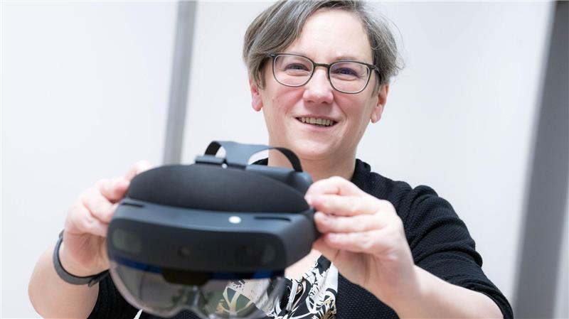 Medizin der Zukunft - ein Blick in einen besonderen OP Wissenschaftlerin Verena Uslar tüftelt an Technologien, die bei der Planung und Durchführung von Operationen helfen.