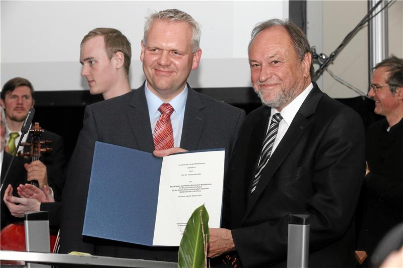 Wissenschaftsminister Björn Thümler ernennt Thomas Hanschke (re.) zum China-Beauftragten für alle niedersächsischen Hochschulen.  Fotos: Andre Bertram