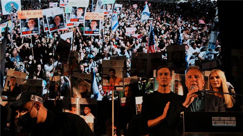Jubel für Trump, Pfiffe für Netanjahu in Tel Aviv Witkoff wurde von Trumps Tochter Ivanka und deren Mann Jared Kushner begleitet.