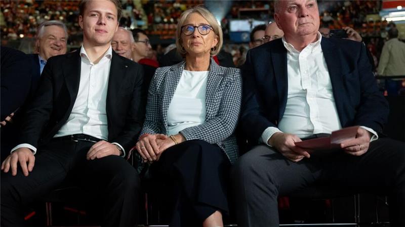 Witwe Heidi Beckenbauer und ihr Sohn (l) sind bei der Versammlung dabei.