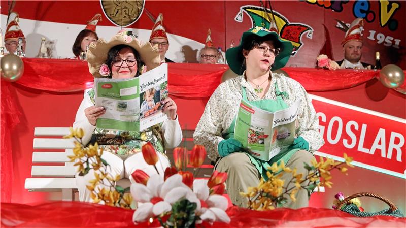 Karneval in Goslar: Session mit Zauberern und Zombies Witzig: Die „Gartentanten“ Anja Fischer und Karin Großstück in der Bütt.