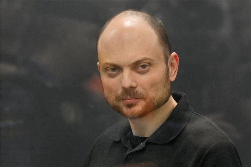 25 Jahre Straflager: Berufung von Kremlgegner abgelehnt Wladimir Kara-Mursa steht in einem Glaskäfig im Gerichtssaal in Moskau.