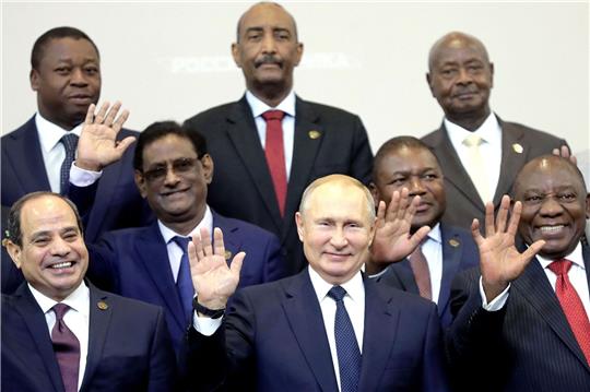Wladimir Putin (1. Reihe, M), Präsident von Russland, steht zusammen mit den Führern der afrikanischen Ländern für ein Gruppenfoto im Rahmen des ersten Afrika-Russland-Gipfels zusammen.