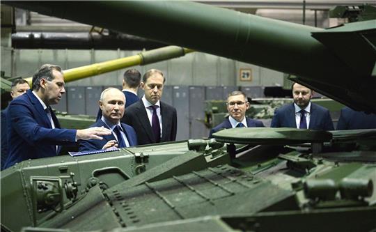 Wladimir Putin (3.v.l) besucht die Forschungs- und Produktionsgesellschaft Uralwagonsawod (Uralwaggonwerk).