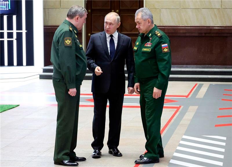 Krieg gegen die Ukraine: So ist die Lage Wladimir Putin (M), Präsident von Russland, im Gespräch mit Waleri Gerassimow (l) Generalstabschef, und Sergej Schoigu, Verteidigungsminister von Russland, nach einem Treffen mit hochrangigen Militäroffizieren.