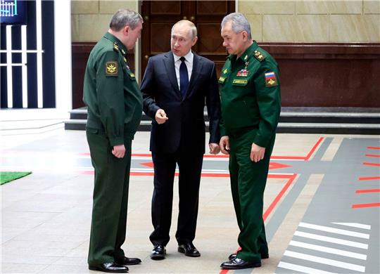 Wladimir Putin (M), Präsident von Russland, im Gespräch mit Waleri Gerassimow (l) Generalstabschef, und Sergej Schoigu, Verteidigungsminister von Russland, nach einem Treffen mit hochrangigen Militäroffizieren.