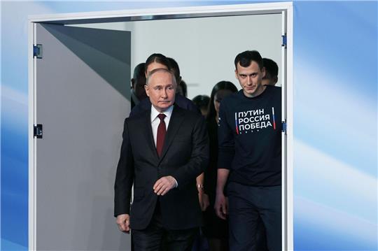 Wladimir Putin (M) ist in Russland seit rund einem Vierteljahrhundert an der Macht.