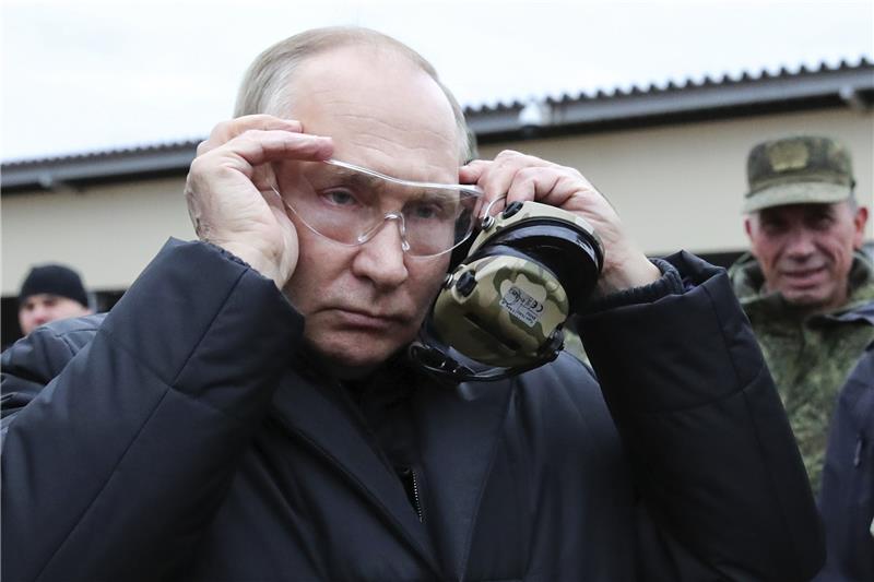 Was hat Putin bei uns vor? Wladimir Putin, Präsident von Russland, beim Besuch eines militärischen Ausbildungszentrums des westlichen Militärbezirks für Reservisten in der Region Rjasan. Foto: Mikhail Klimentyev/picture alliance/dpa/Pool Sputnik Kremlin/AP