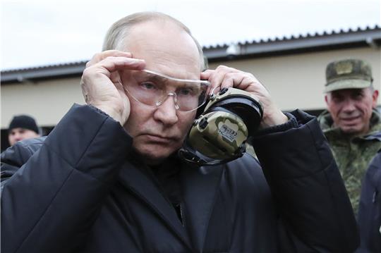 Wladimir Putin, Präsident von Russland, beim Besuch eines militärischen Ausbildungszentrums des westlichen Militärbezirks für Reservisten in der Region Rjasan. Foto: Mikhail Klimentyev/picture alliance/dpa/Pool Sputnik Kremlin/AP