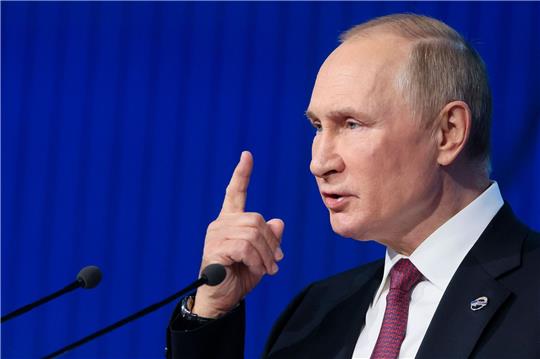 Wladimir Putin bei einem Diskussionsforum außerhalb Moskaus.
