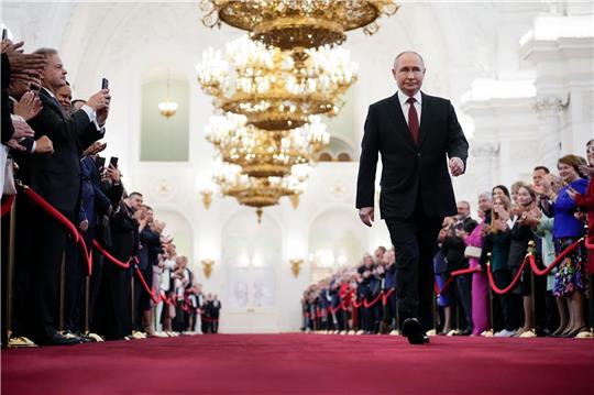 Wladimir Putin geht zur Vereidigung als russischer Präsident während einer Inaugurationszeremonie im Großen Kremlpalast.