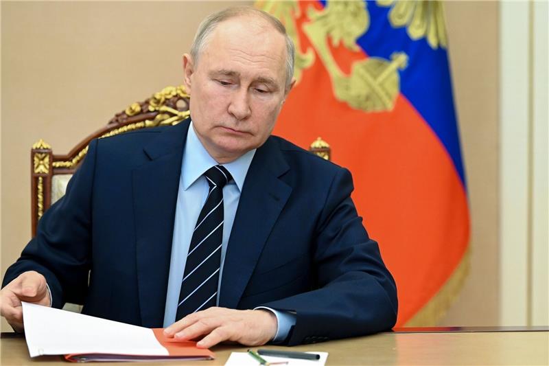 Putin droht mit Streubomben-Einsatz gegen Ukraine Wladimir Putin hat angedroht im Krieg gegen die Ukraine auch Streubomben verwenden zu wollen.