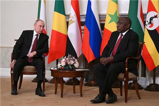 Wladimir Putin (l) unterhält sich mit dem südafrikanischen Präsidenten Cyril Ramaphosa nach einem Treffen mit einer Delegation afrikanischer Staatsoberhäupter.