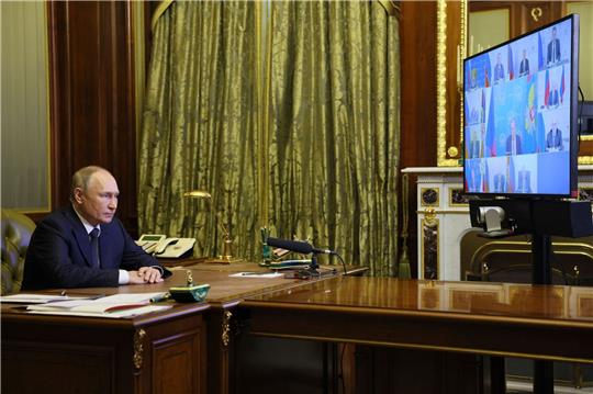 Wladimir Putin leitet eine Sitzung des Sicherheitsrates per Videokonferenz in St. Petersburg.