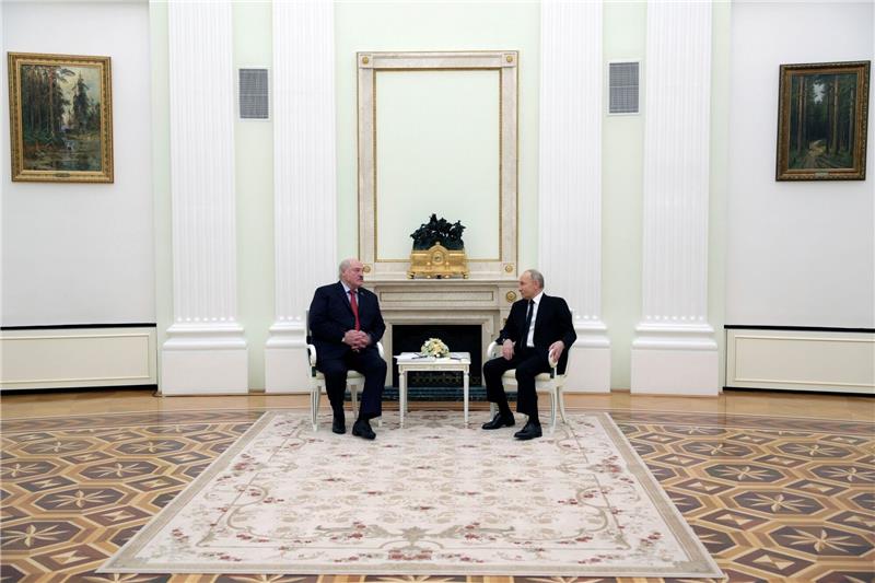 Putin kritisiert geplante Friedenskonferenz in der Schweiz Wladimir Putin (r) und Alexander Lukaschenko im Kreml.