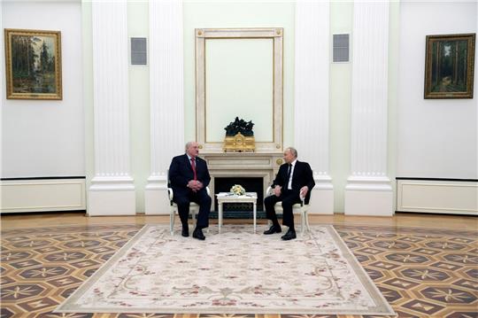 Wladimir Putin (r) und Alexander Lukaschenko im Kreml.