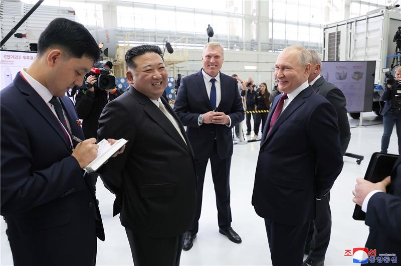 Kreml bestätigt Putin-Besuch in Nordkorea Wladimir Putin und Kim Jong Un beim Besuch des Weltraumbahnhofs Wostotschny außerhalb der Stadt Ziolkowski.