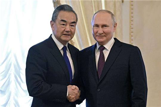 Wladimir Putin und empfängt Chinas Außenminister Wang Yi im Konstantin-Palast in St. Petersburg.