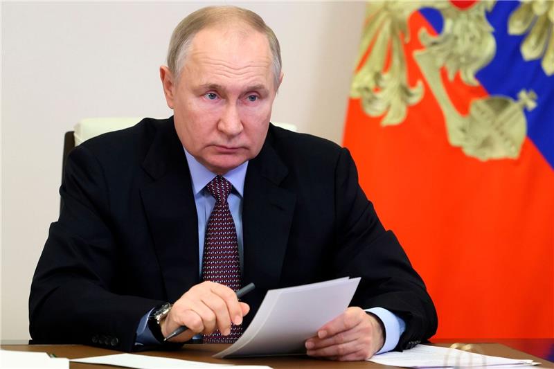 London: Putin will Verantwortung für Krieg abwälzen Wladimir Putin versucht die wachsende Unzufriedenheit mit dem Krieg von sich weisen.