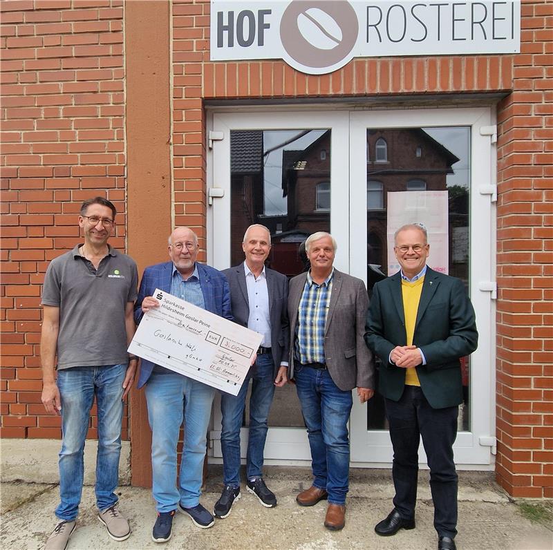 3000 Euro für die Renovierung der Goslarschen Höfe Wo aktuell noch die Hof-Rösterei ist, soll eine neue Spendenannahme entstehen: Holger Pape (v.l.) Ulrich Müller, Thomas Brych, Andreas Pleyer und Stefan Voigt bei der symbolischen Spendenübergabe in den Goslarschen Höfen.