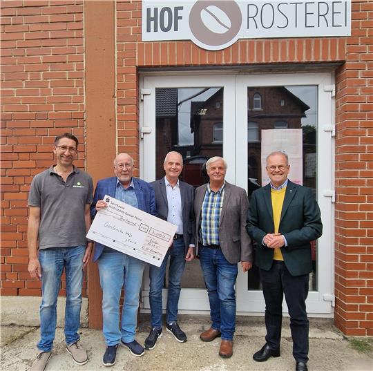Wo aktuell noch die Hof-Rösterei ist, soll eine neue Spendenannahme entstehen: Holger Pape (v.l.) Ulrich Müller, Thomas Brych, Andreas Pleyer und Stefan Voigt bei der symbolischen Spendenübergabe in den Goslarschen Höfen.