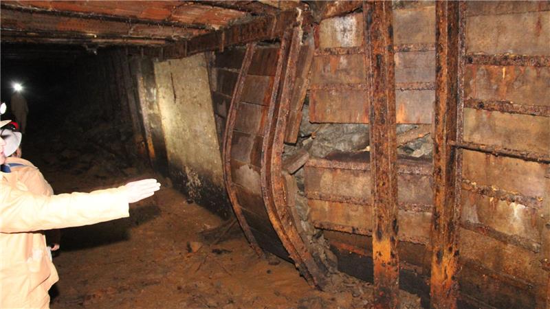 Schroederstollen bei Klein Döhren: Fahrt in die Vergangenheit Wo der Zahn der Zeit nagt, verbiegt die Kraft des Berges sogar Stahlträger.