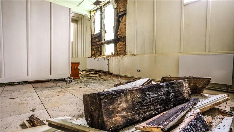 Wo die Feuerwehr zwei Fenster entnommen hat, klafft auf der Ostseite ein großes Loch in der Marktkirche. Dieser Bereich muss schnell witterungssicher gemacht werden.