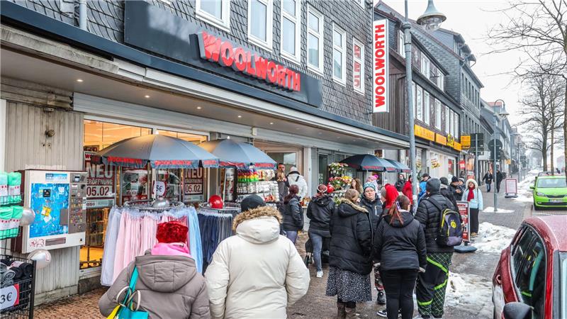 Lange Schlangen zur Eröffnung: Woolworth lockt viele Oberharzer an Wo einst Harthun am Gebäude stand, leuchten jetzt die roten Woolworth-Buchstaben. Vor dem Laden bilden sich Schlangen.