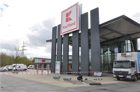 Wo früher Marktkauf-Grün bestimmend war, leuchtet jetzt das knallige Kaufland-Rot. Foto: Heine