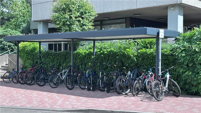 Wo gibt es Möglichkeiten, Fahrräder anzuschließen? Das fragt SPD-Mann Michael Riesen während der Ausschusssitzung, die im Rathaus, unmittelbar hinter diesem Fahrradständer, stattfindet.