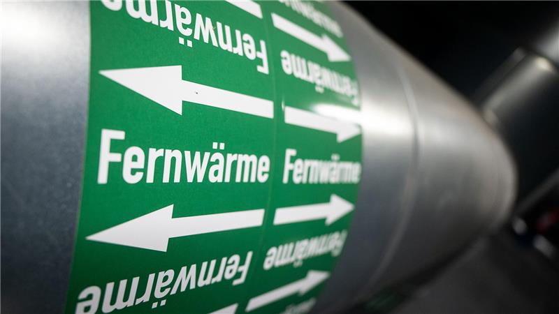 Rohr mit grünem Aufkleber und weißen Pfeilen sowie dem Schriftzug 'Fernwärme'