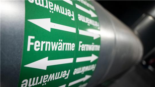 Rohr mit grünem Aufkleber und weißen Pfeilen sowie dem Schriftzug 'Fernwärme'
