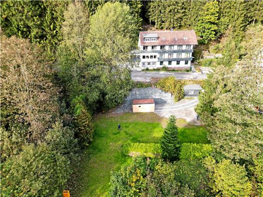 Wo heute die Garage steht, klaffte vor Kurzem noch ein fast 40 Meter tiefes und zehn Meter breites Loch. Jetzt ist der Schacht verfüllt und das Grundstück wiederhergestellt. Foto: Bruns/LBEG