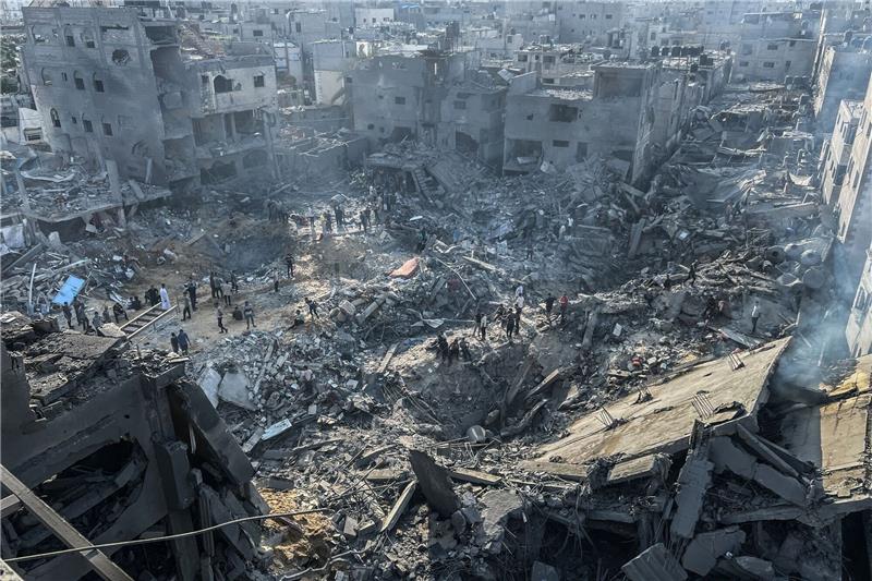 Krater der Zerstörung: „Häuser und Menschen verschluckt” Wo im Flüchtlingslager Dschabalia vorher noch Gebäude standen, klafft nach einem israelischen Luftangriff ein tiefer Krater.