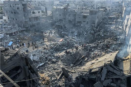 Wo im Flüchtlingslager Dschabalia vorher noch Gebäude standen, klafft nach einem israelischen Luftangriff ein tiefer Krater.