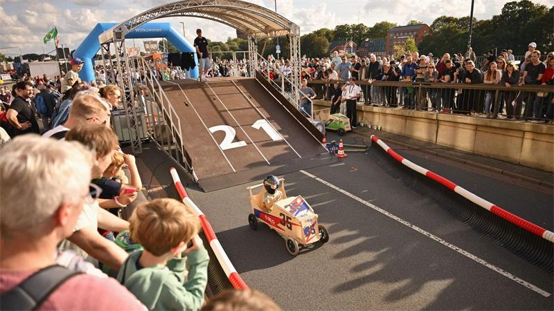 Hunderttausende feiern Einheitsfest Wo sonst viele Autos entlangfahren, konnten Besucher in Seifenkisten flitzen.